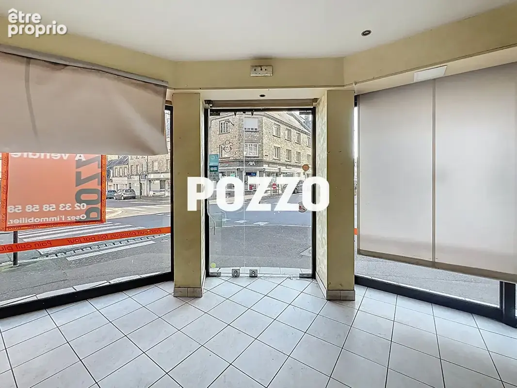A Vendre - Immeuble 185 m² - Saint Hilaire Du Harcouet  - Local commercial - Appartement - cour - photo 2