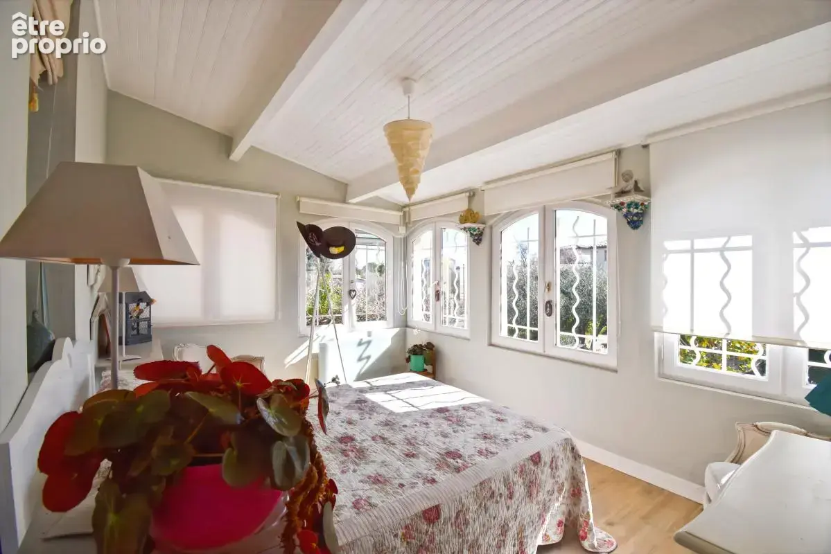 UZES: Maison  sur grand jardin 3300 m² constructible - photo 5