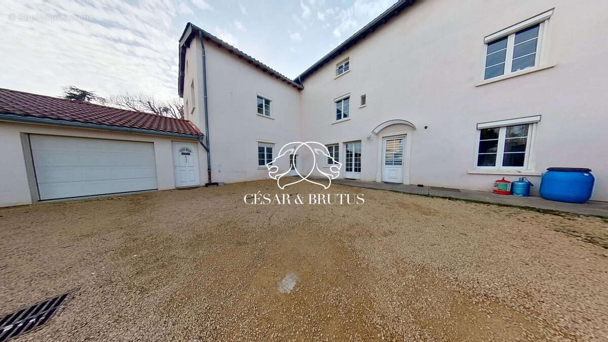 Maison à GREZIEU-LA-VARENNE