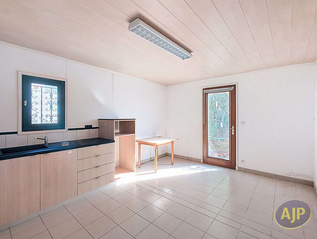 Commerce à MONTAIGU