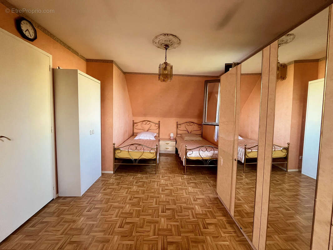 Maison à CHENNEVIERES-SUR-MARNE