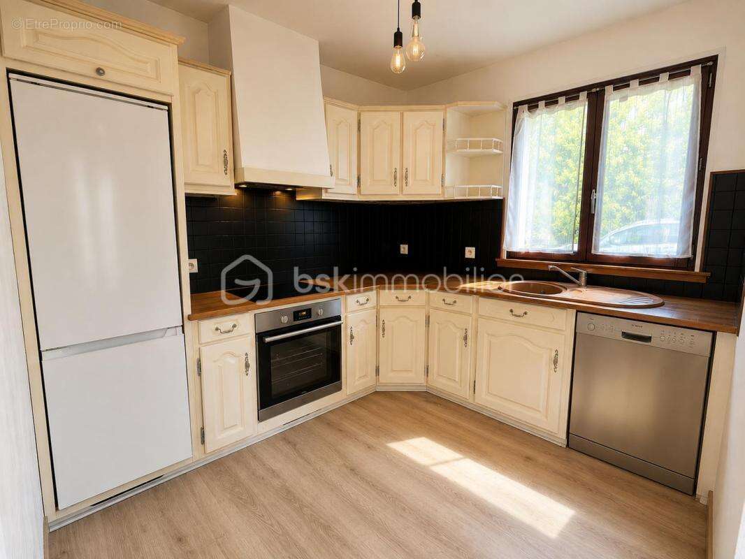 MAISON F5  4 Chambres -ROISSY EN BRIE- Combles Aménagés- Jardin -Garage - Centre Ville - photo 3