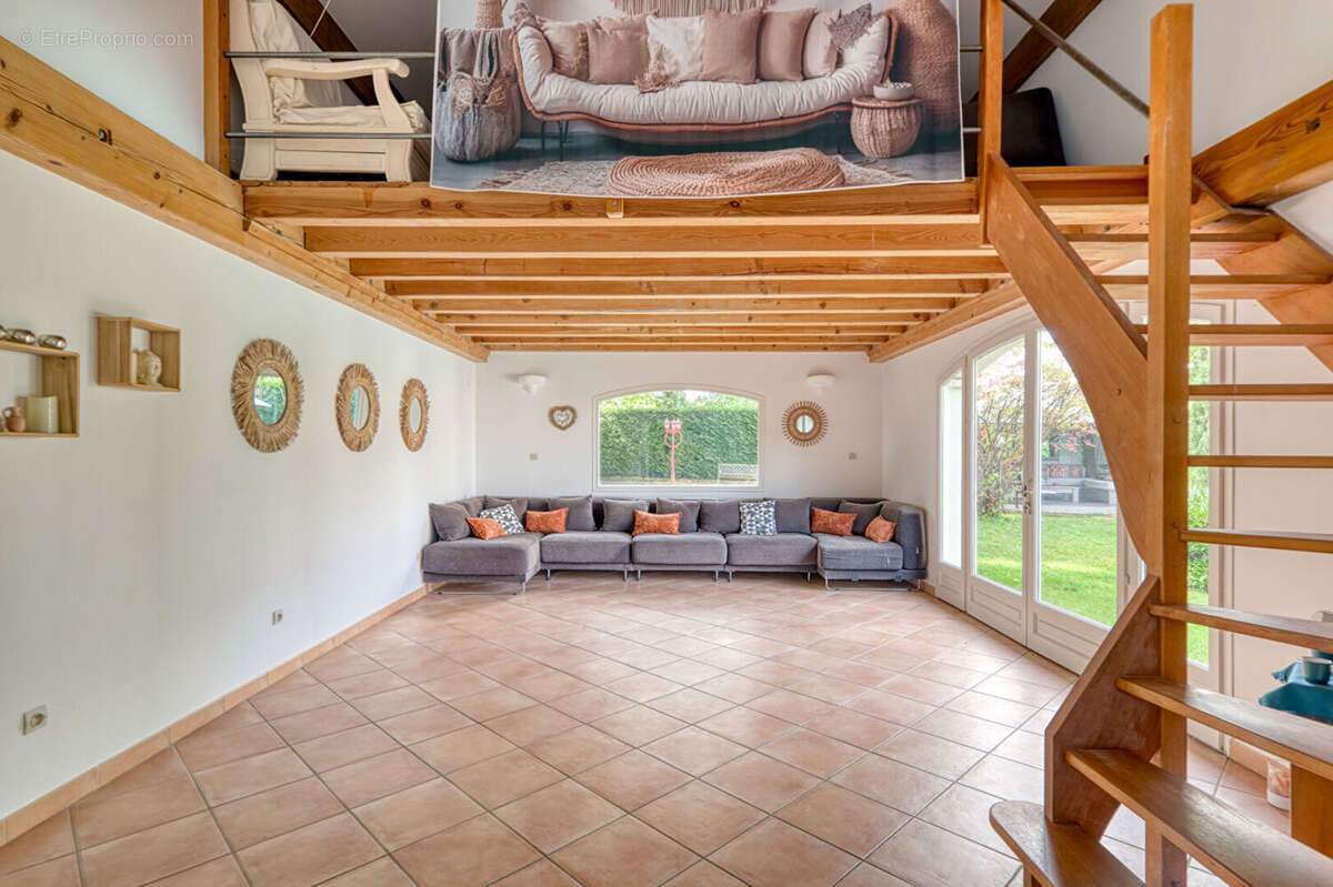 Maison à SAINT-GENIS-LES-OLLIERES