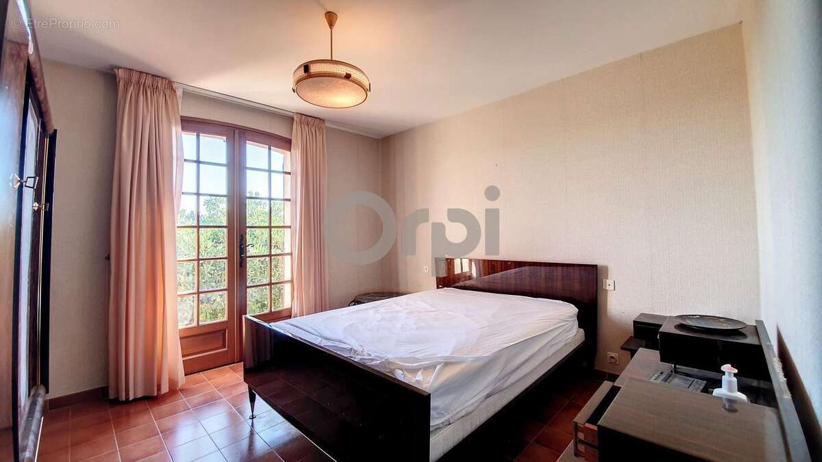 Terrain à ROQUEBRUNE-SUR-ARGENS