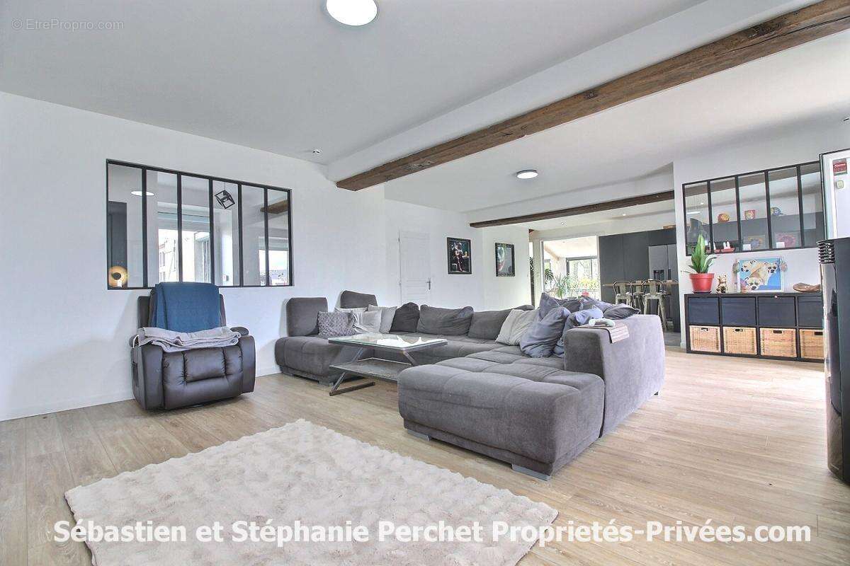 En exclusivité - Corps de ferme  362 m² - 8 chambres -terrain 1,2 ha - granges 500 m² - photo 2