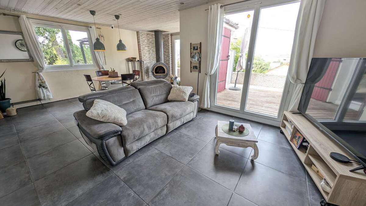 Maison 184 m² à Vic-Le-Comte  - photo 6
