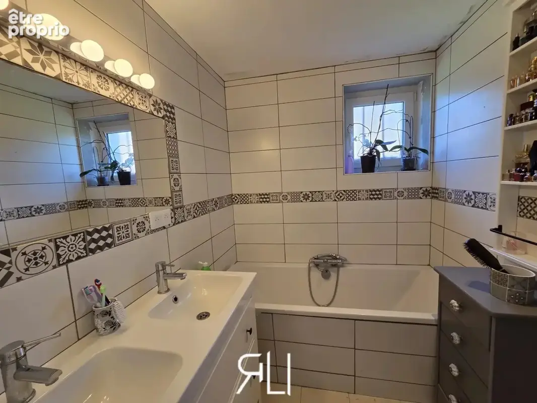 Grande maison, beaux volumes, charme de l'ancien - photo 9