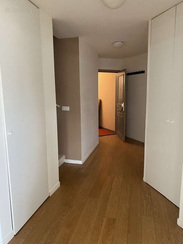 entrée vers étage - Appartement à MONTREUIL