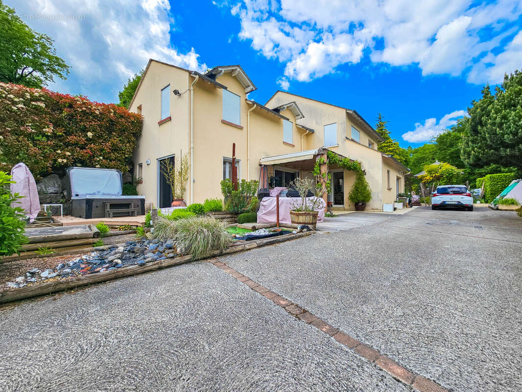 Maison à SAINT-BEAUZELY