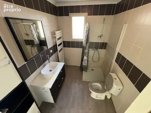 À saisir – Rare sur le secteur ! Appartement T2 en rez-de-jardin avec cour privative À deux pas du centre-ville de Roche-la-Moli - photo 5