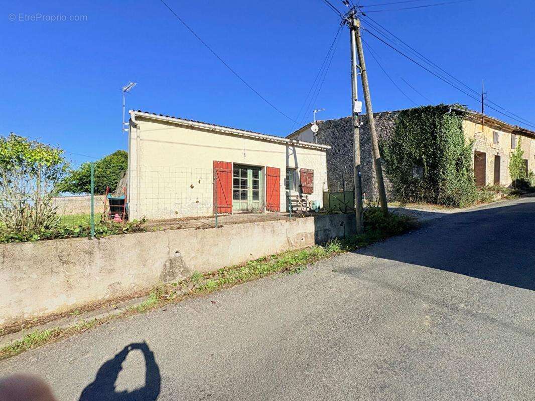 Maison à SAINT-GEORGES-DE-LONGUEPIERRE