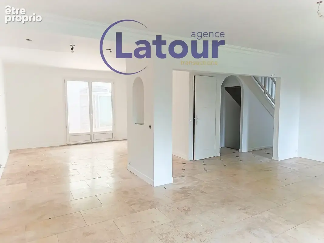 Beau pavillon avec sous-sol de 7 pieces sur 875 m2 de terrain. - photo 2
