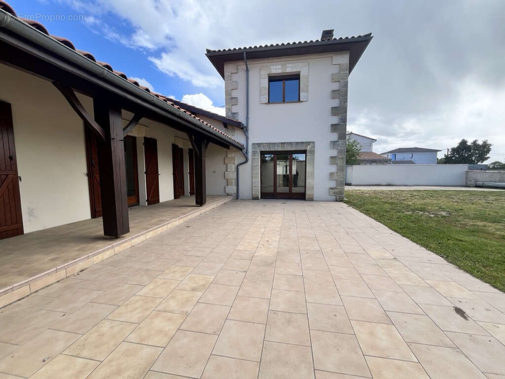 Maison à AMBARES-ET-LAGRAVE