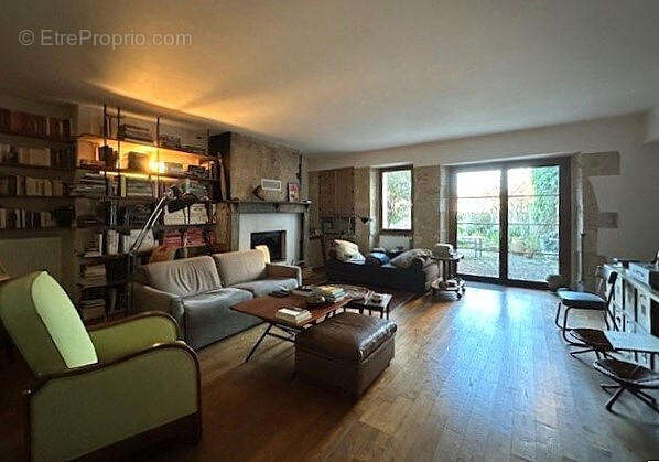 SALON.... - Maison à VIC-FEZENSAC