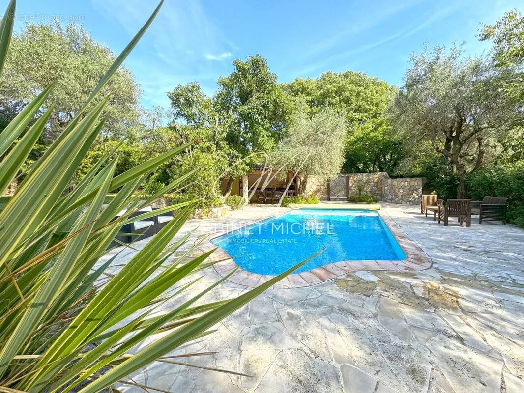 Maison à ROQUEFORT-LES-PINS