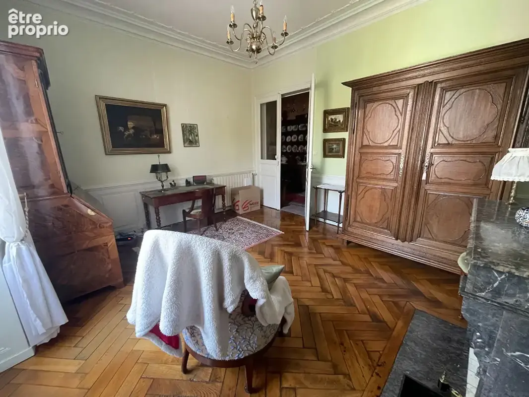 Bar le Duc, plein centre : Maison de caractère en TBE avec moulures et boiseries. - photo 8