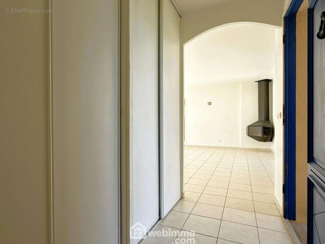 L'entrée, avec WC et placard, dessert d'un côté : - Maison à QUINCAY