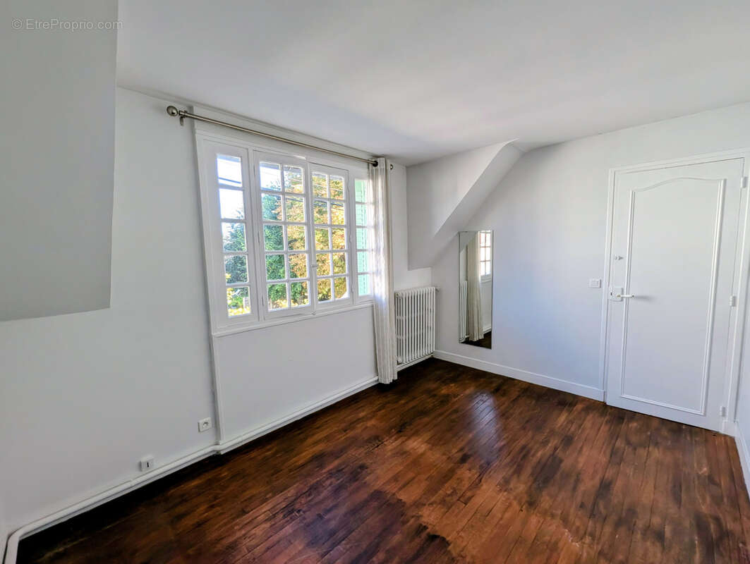 Maison à LA QUEUE-LES-YVELINES