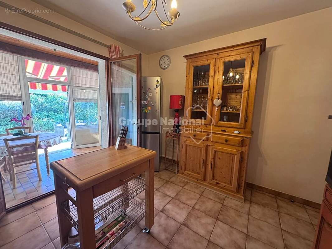 À vendre Châteaurenard Maison 4 chambres possible, jardin 600 m², spa, garage, quartier résidentiel - photo 8