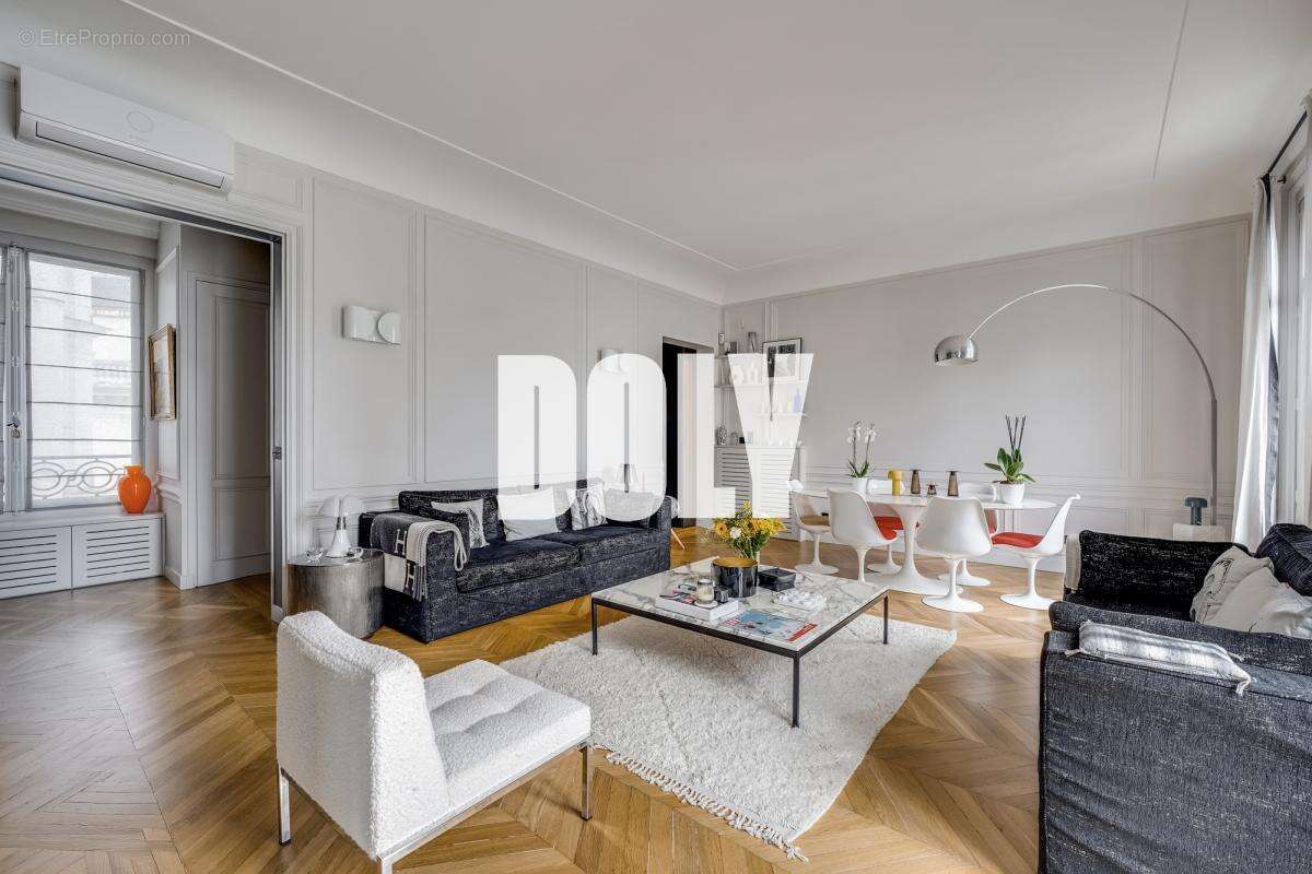 Appartement à PARIS-8E