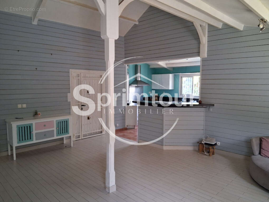 - BAIE-MAHAULT   secteur de Plaisance -belle villa en bois T4 avec piscine - photo 7