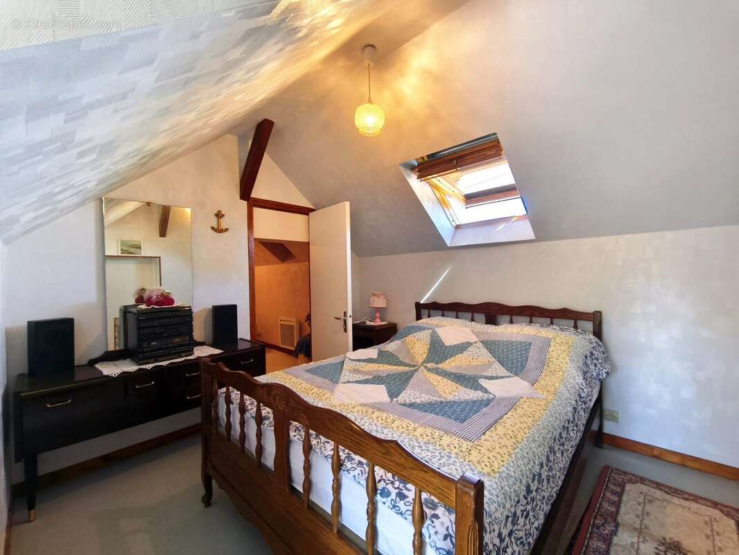 Maison à SAINT-DENIS-DE-L'HOTEL