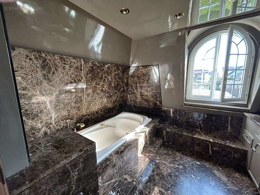 Maison à L'HAY-LES-ROSES