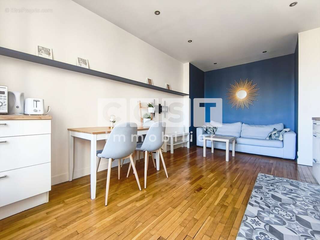Appartement à COURBEVOIE