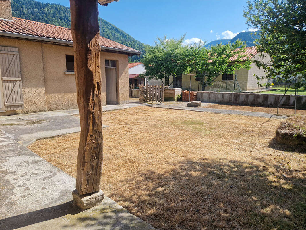 Maison de plain pied avec jardin, piscine et garage - photo 13