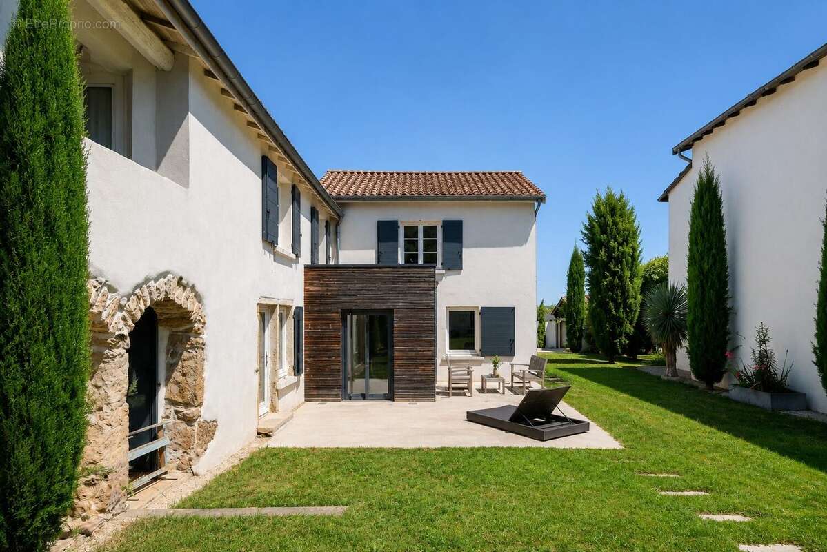 Maison à SAINT-GENIS-LES-OLLIERES