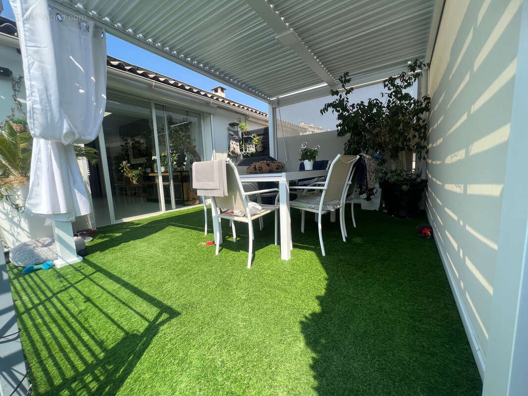 Rare ! villa  t5  de 258 m2  jardin 200 m2 piscine 3 parkings rare 2700€/m2 - photo 2