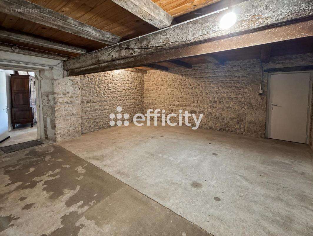 Maison 93 m² à Saintes  - photo 9