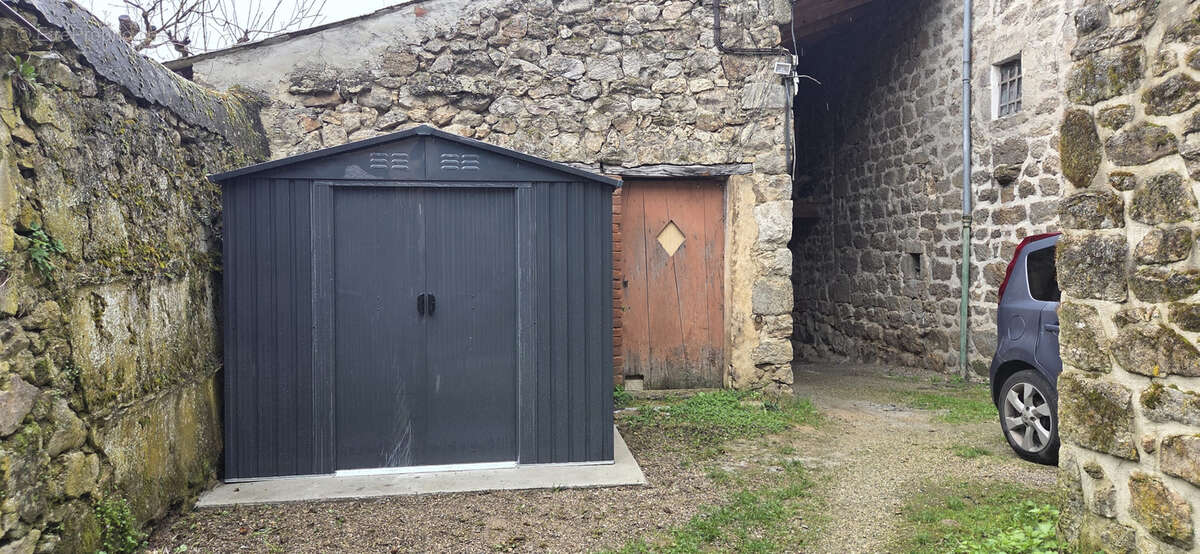 Immeuble de rapport avec cour intérieur et dépendances - photo 2