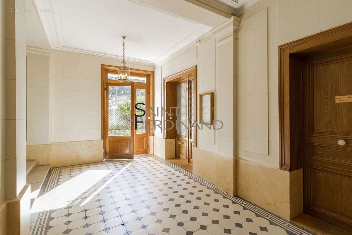 Appartement à PARIS-16E