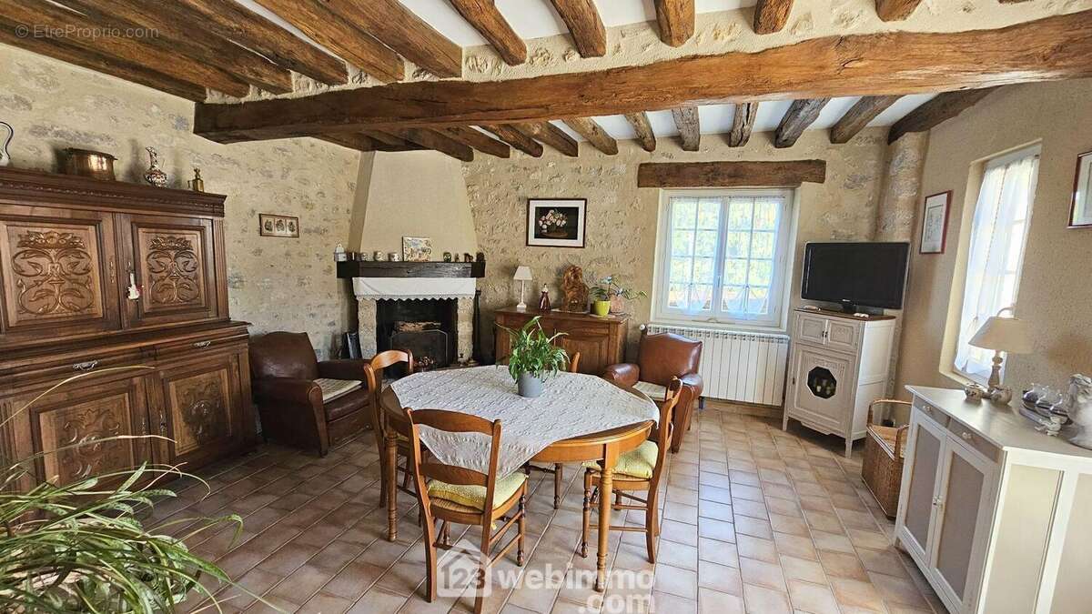 Une autre vue du séjour. - Maison à NANTEAU-SUR-LUNAIN