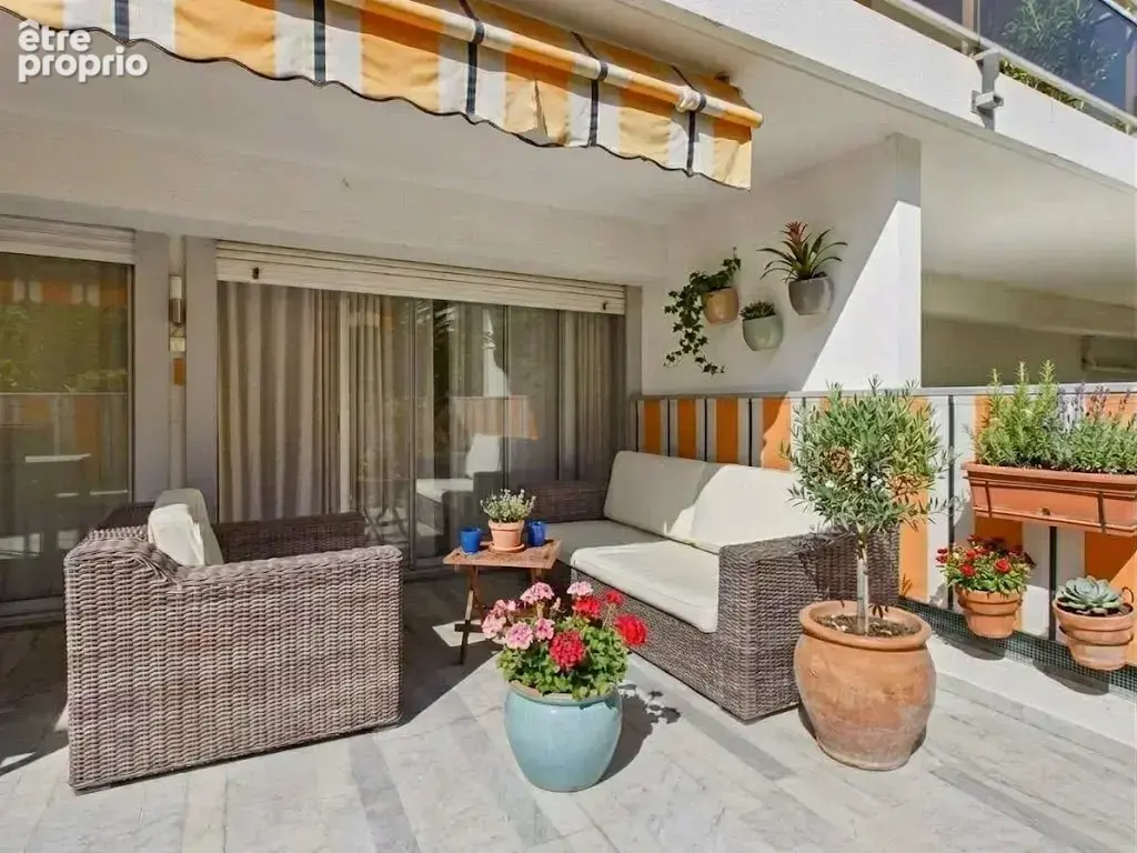 JUAN-LES-PINS – T3 avec Grande Terrasse, Garage et Piscine - photo 3