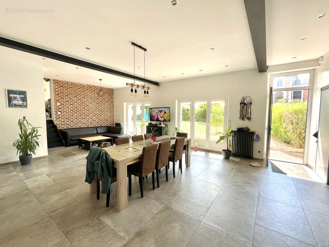 Maison avec beaux volumes - 3 chambres - garage et jardin - photo 8
