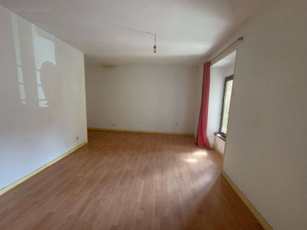 Centre de Ronchamp - Immeuble de rapport avec local commercial et deux appartements - photo 5