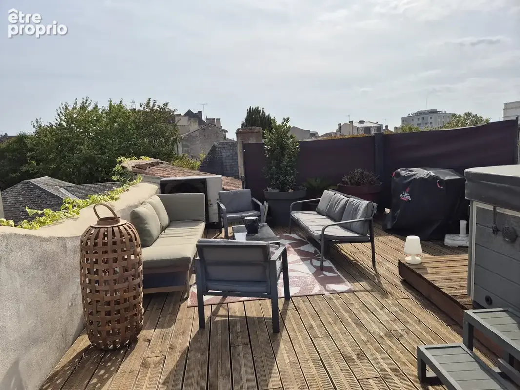COGNAC centre ville, maison atypique avec terrasse et jacuzzi. - photo 3