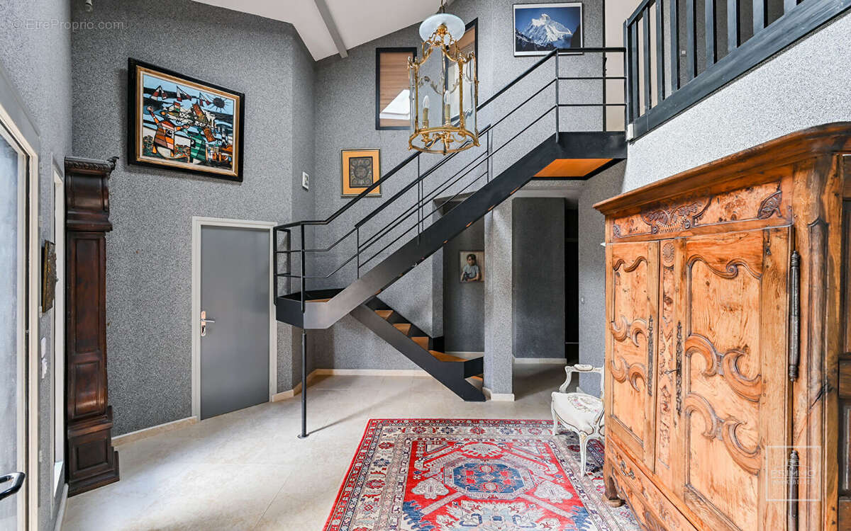 Saint Cyr au Mont d'Or, 12mn à pied du Village, Maison d'environ 230m² sur 1 617m² de terrain - photo 3