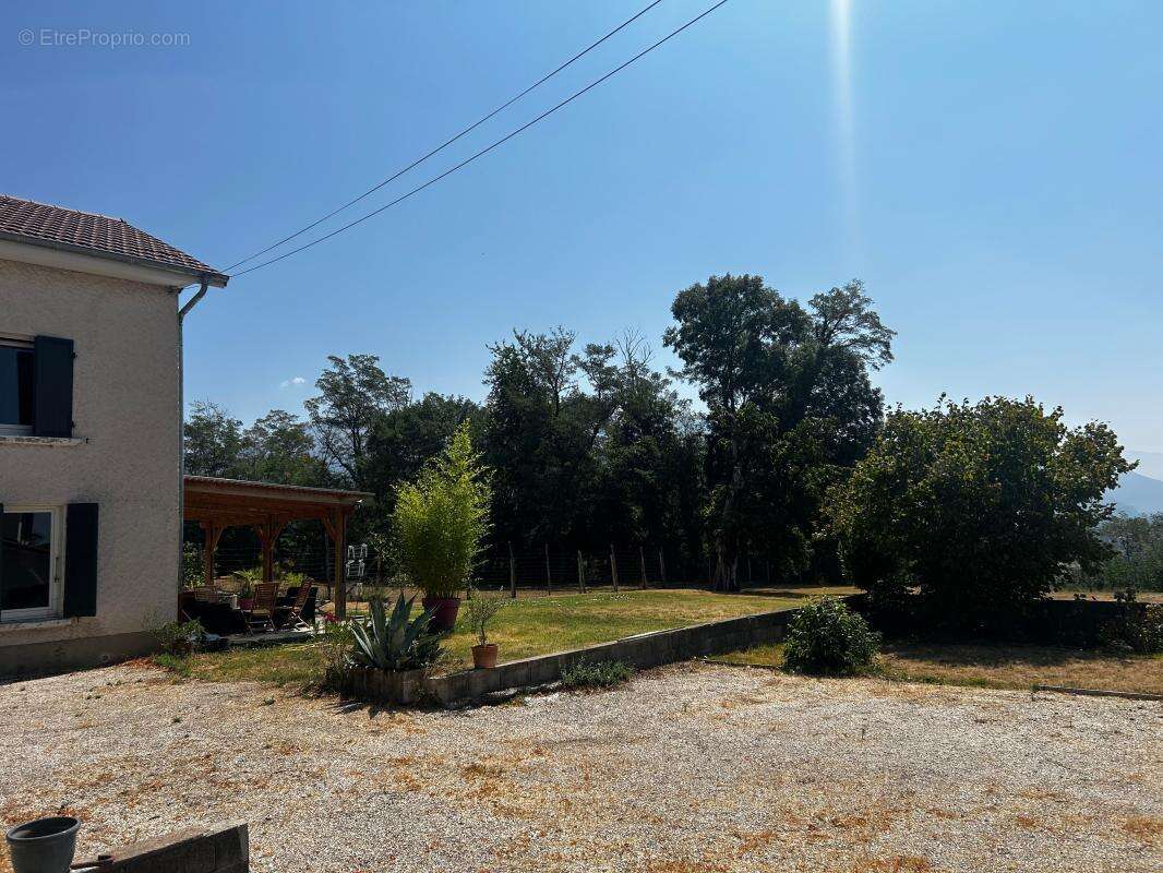 Magnifique corps de ferme en pisé rénové de 224 m² habitables sur 2 153 m² de terrain - photo 6