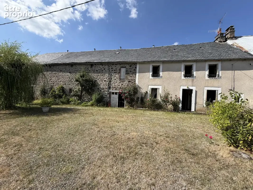 Saint-Saturnin   Jolie maison avec garages, grange et écurie sur des terrains de 1 623 m2 - photo 2