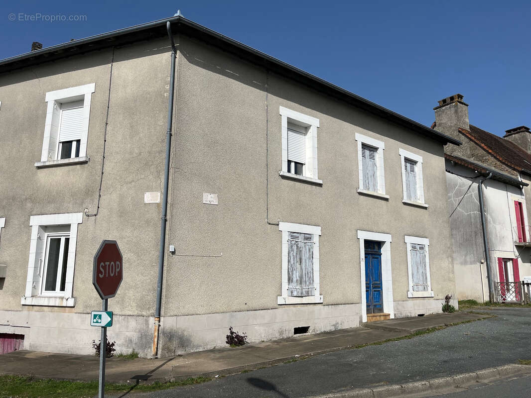 Belle bâtisse composée 3 logements proche château et commerces - photo 12