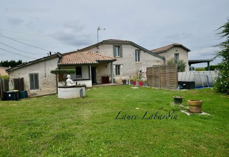 Maison avec surface habitable de 300m2 - pierre et poutre apparentes - 5 chambres - dépendances à CAUMONT-SUR-GARONNE (47) - photo 2