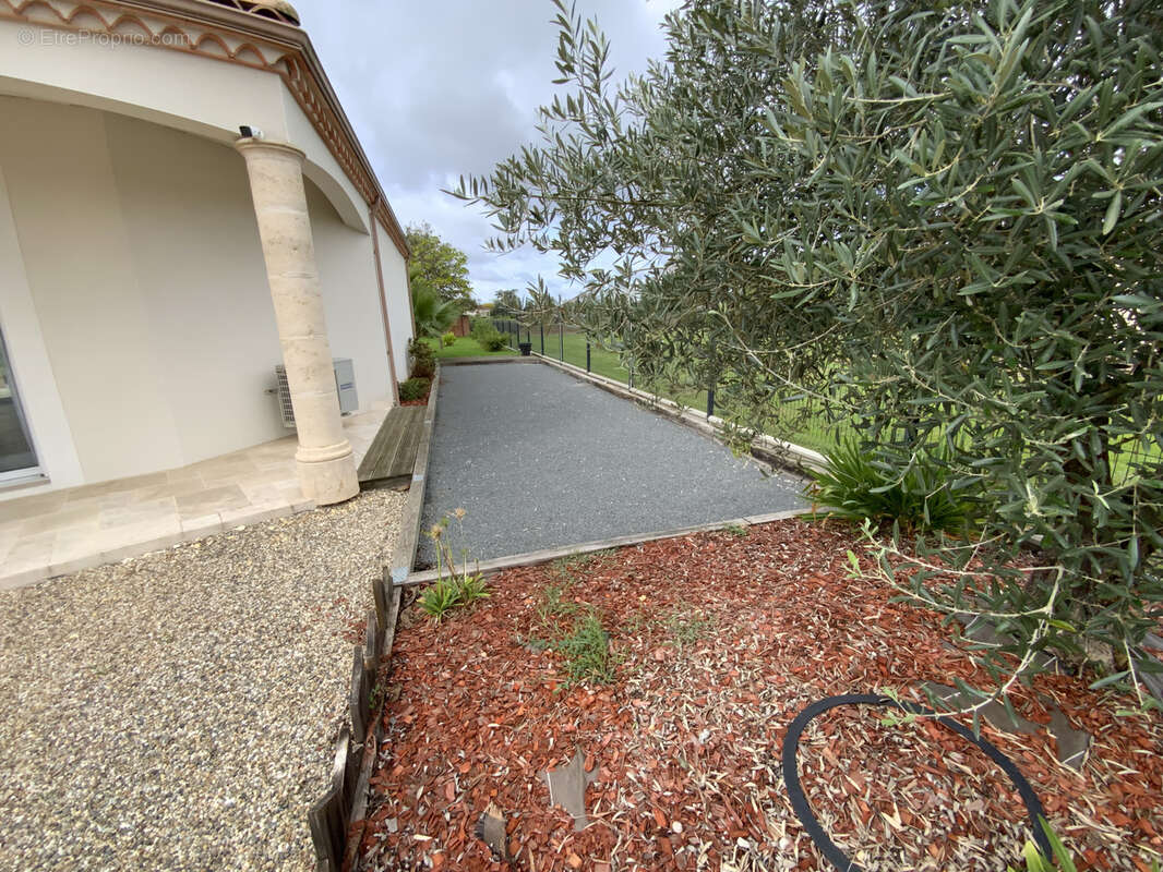 Maison à COURS-DE-PILE