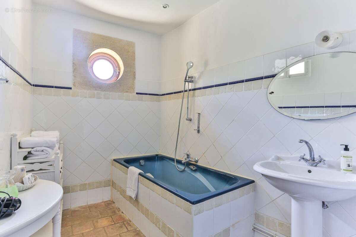 Demeure de caractère avec jardin clos, piscine et dépendances – à 10 mn d’Uzès  - photo 17