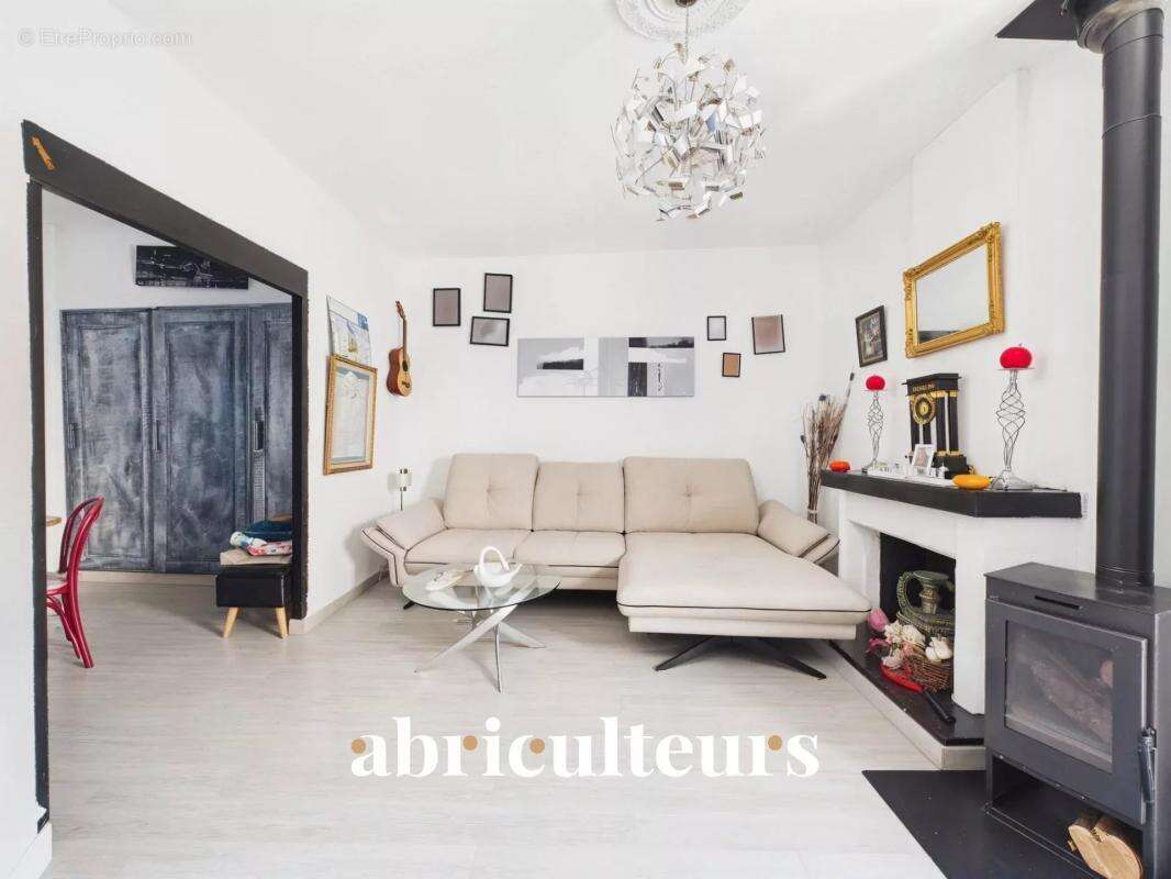 Maison à LA ROQUE-D&#039;ANTHERON