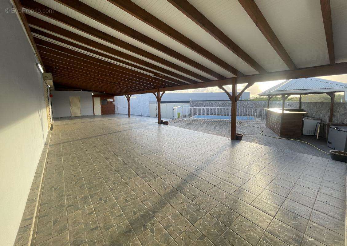 Commerce à LES TROIS-ILETS