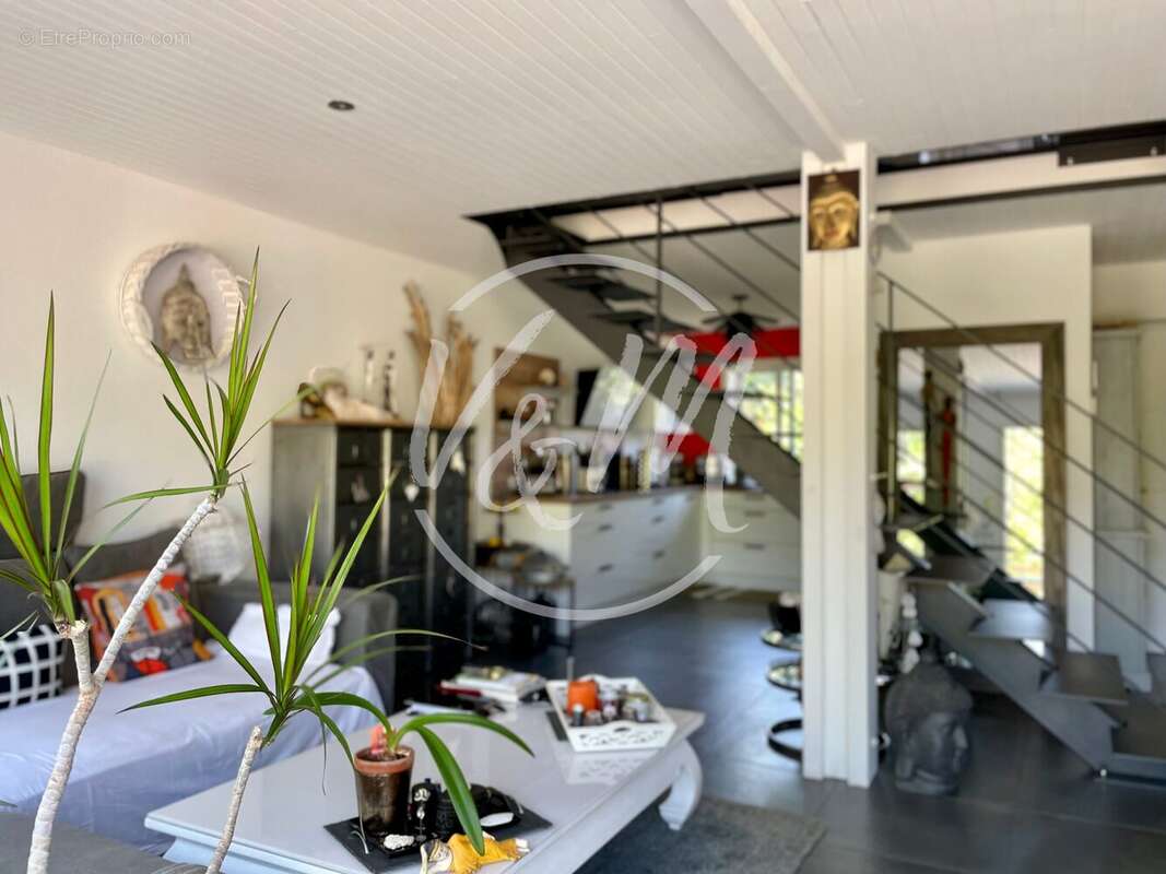 Une pièce de vie lumineuse - Maison à LANTON