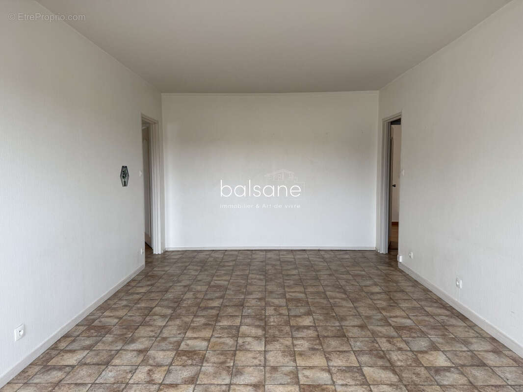 Séjour accès entrée et espace nuit - Appartement à SAINT-PIERRE-LES-ELBEUF